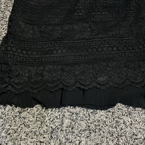 Woman’s knit Cece dress. In black with layered pleated bottom. Size 10p. - Picture 4 of 6